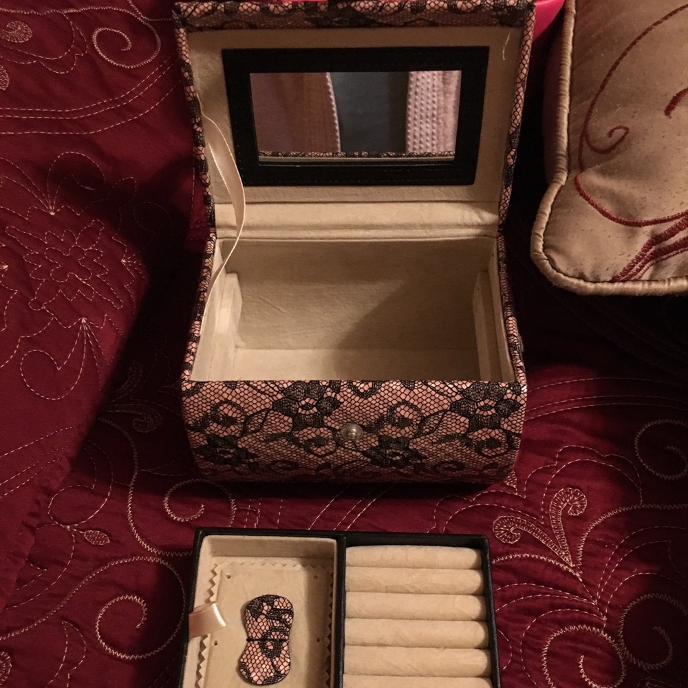 Tuscan Pink and black portable jewelry box